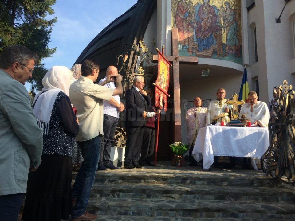 Vineri a fost sfințită crucea înaltă de 3,5 metri care va fi montată pe Turnul Unirii, lângă Biserica „Nașterea Maicii Domnului” de lângă Palatul de Justiție