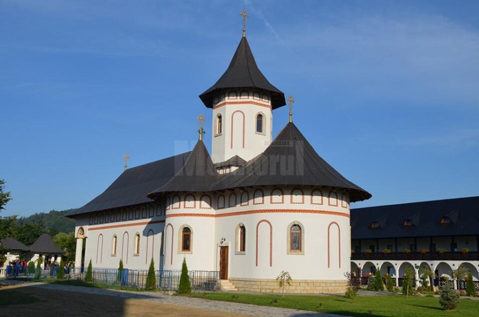 Trei arhierei au sfințit biserica Schitului Marginea
