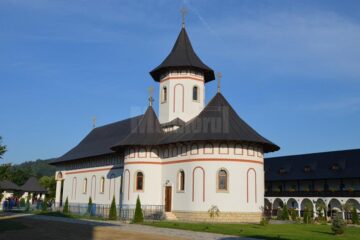 Trei arhierei au sfințit biserica Schitului Marginea