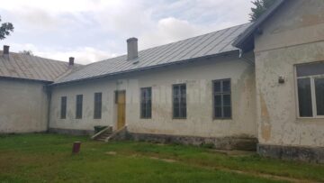 Soarta tristă a școlilor din satele mici. La Slobozia Sucevei au mai rămas o mână de elevi într-o școală scorojită, din anii ‘20