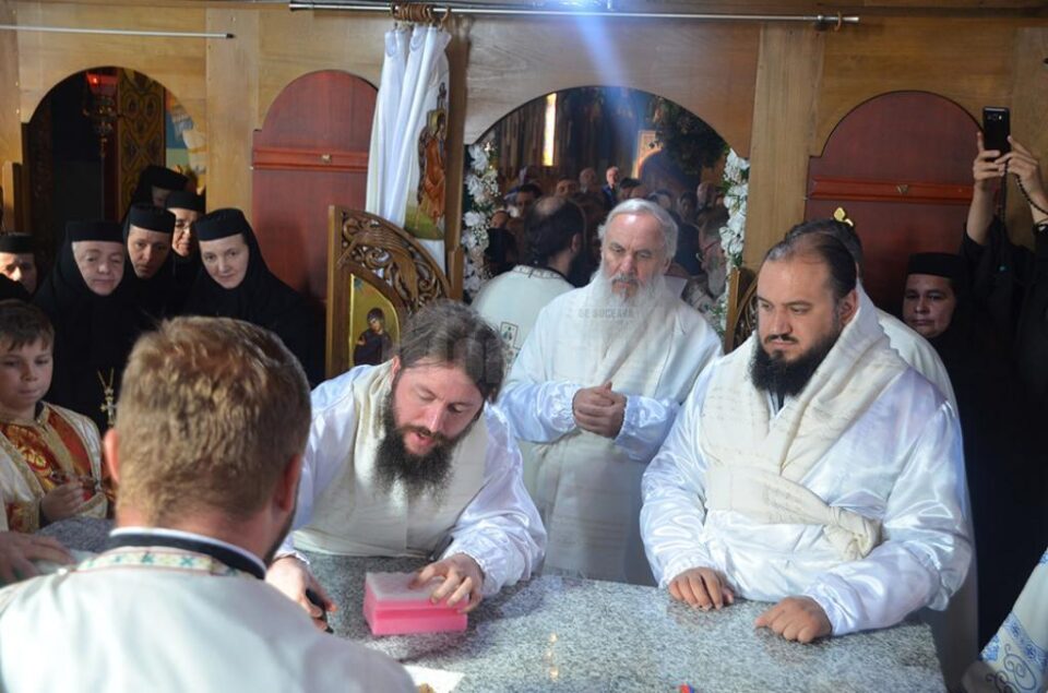 Trei arhierei au sfințit biserica Schitului Marginea