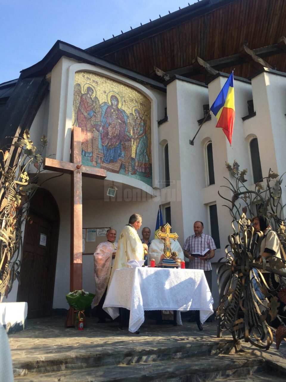 Vineri a fost sfințită crucea înaltă de 3,5 metri care va fi montată pe Turnul Unirii, lângă Biserica „Nașterea Maicii Domnului” de lângă Palatul de Justiție