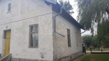 Soarta tristă a școlilor din satele mici. La Slobozia Sucevei au mai rămas o mână de elevi într-o școală scorojită, din anii ‘20
