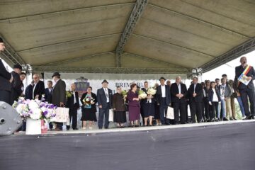 Opt cupluri de aur din Adâncata au fost premiate de primarul Viorel Cucu