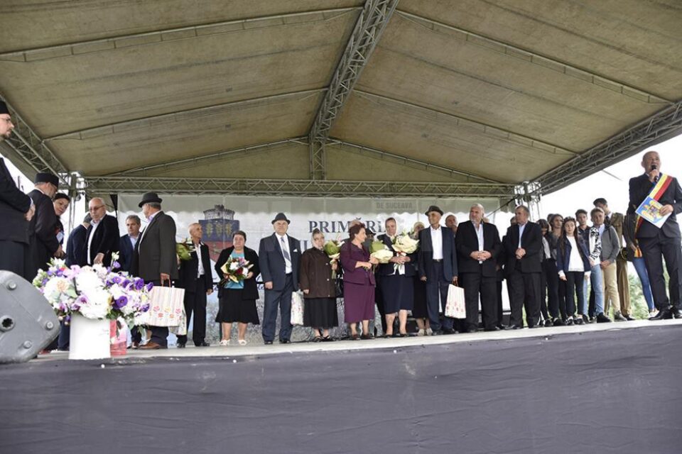 Opt cupluri de aur din Adâncata au fost premiate de primarul Viorel Cucu