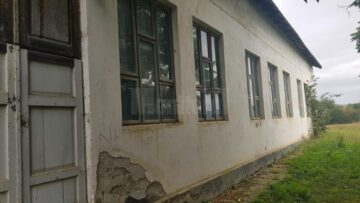 Soarta tristă a școlilor din satele mici. La Slobozia Sucevei au mai rămas o mână de elevi într-o școală scorojită, din anii ‘20