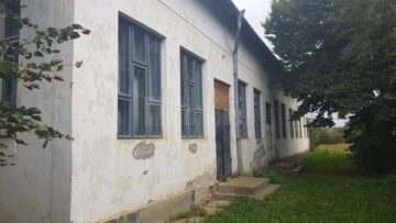 Exteriorul școlii este dezolant