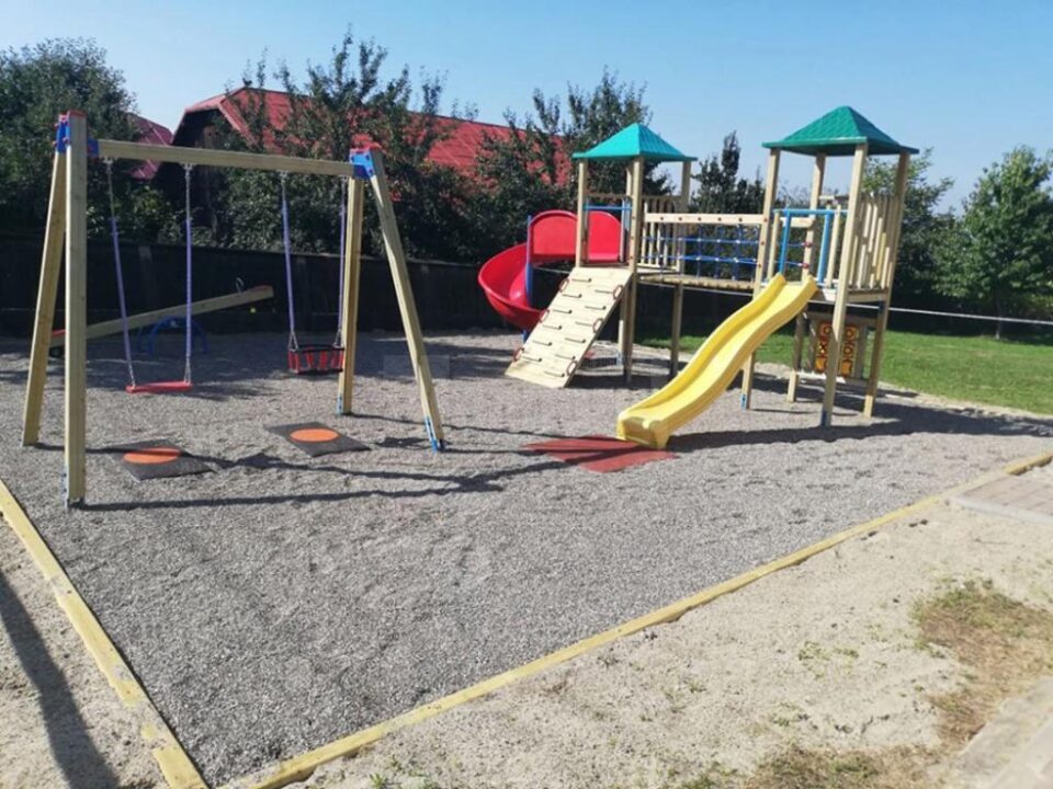 Primăria Dărmănești a amenajat două spații de joacă noi