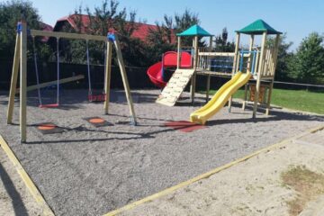 Primăria Dărmănești a amenajat două spații de joacă noi