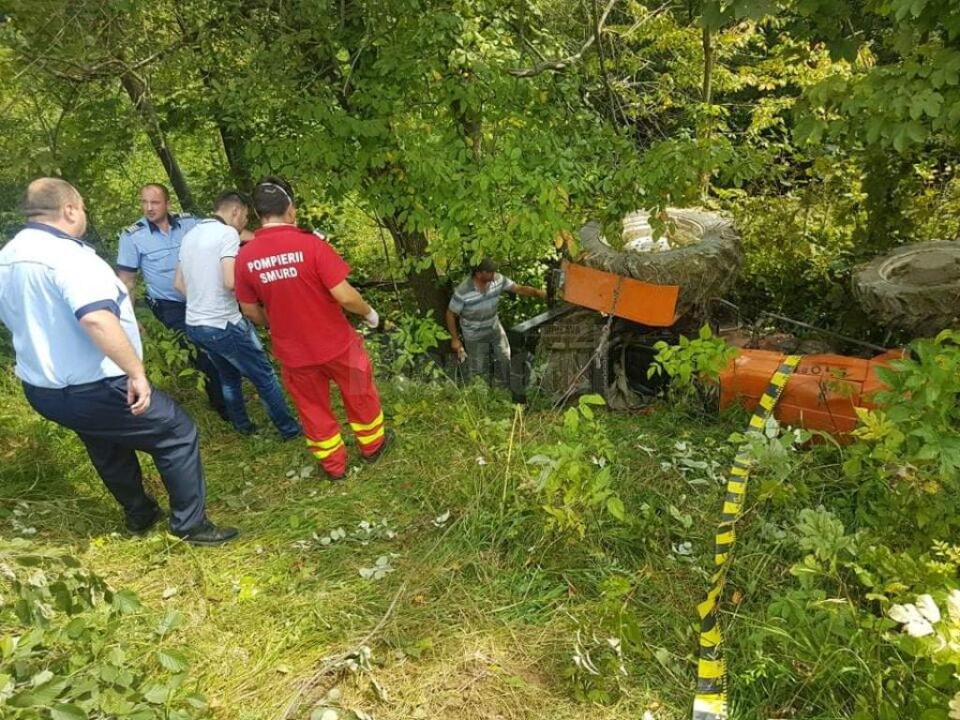 Bărbat strivit sub tractorul cu care s-a răsturnat