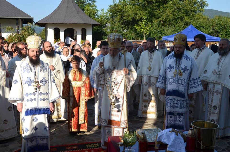 Trei arhierei au sfințit biserica Schitului Marginea
