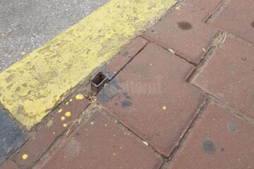 Ciot metalic periculos la trecerea de pietoni din sensul giratoriu Burdujeni Ciot metalic periculos la trecerea de pietoni din sensul giratoriu Burdujeni