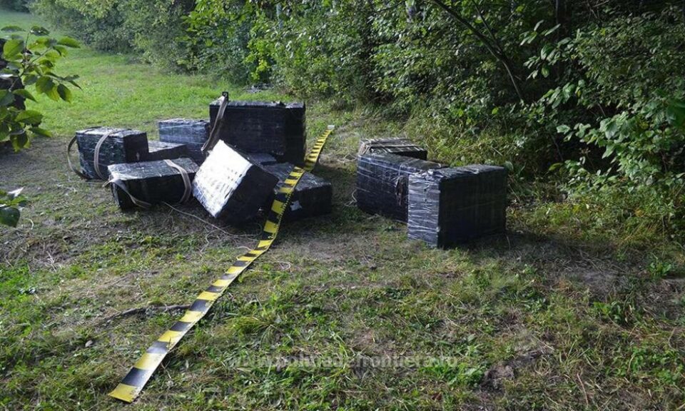Țigări de contrabandă de peste 30.000 de euro și un autoturism de teren, capturate de polițiștii de frontieră