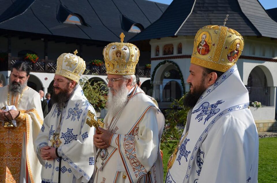 Trei arhierei au sfințit biserica Schitului Marginea