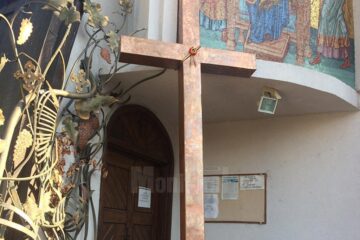 A fost sfințită crucea înaltă de 3,5 metri care va fi montată pe Turnul Unirii, lângă Biserica „Nașterea Maicii Domnului”