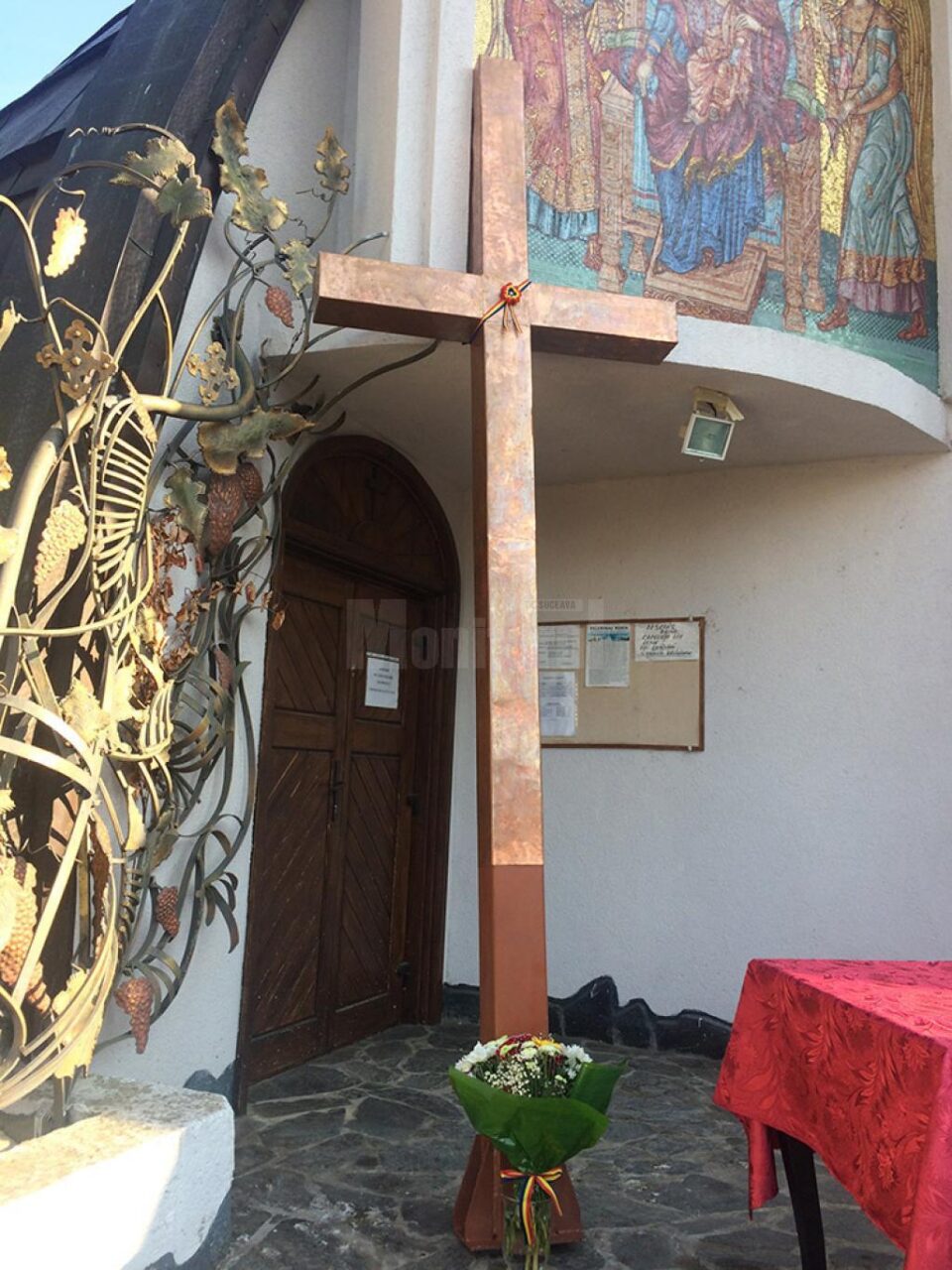 A fost sfințită crucea înaltă de 3,5 metri care va fi montată pe Turnul Unirii, lângă Biserica „Nașterea Maicii Domnului” A fost sfințită crucea înaltă de 3,5 metri care va fi montată pe Turnul Unirii, lângă Biserica „Nașterea Maicii Domnului”
