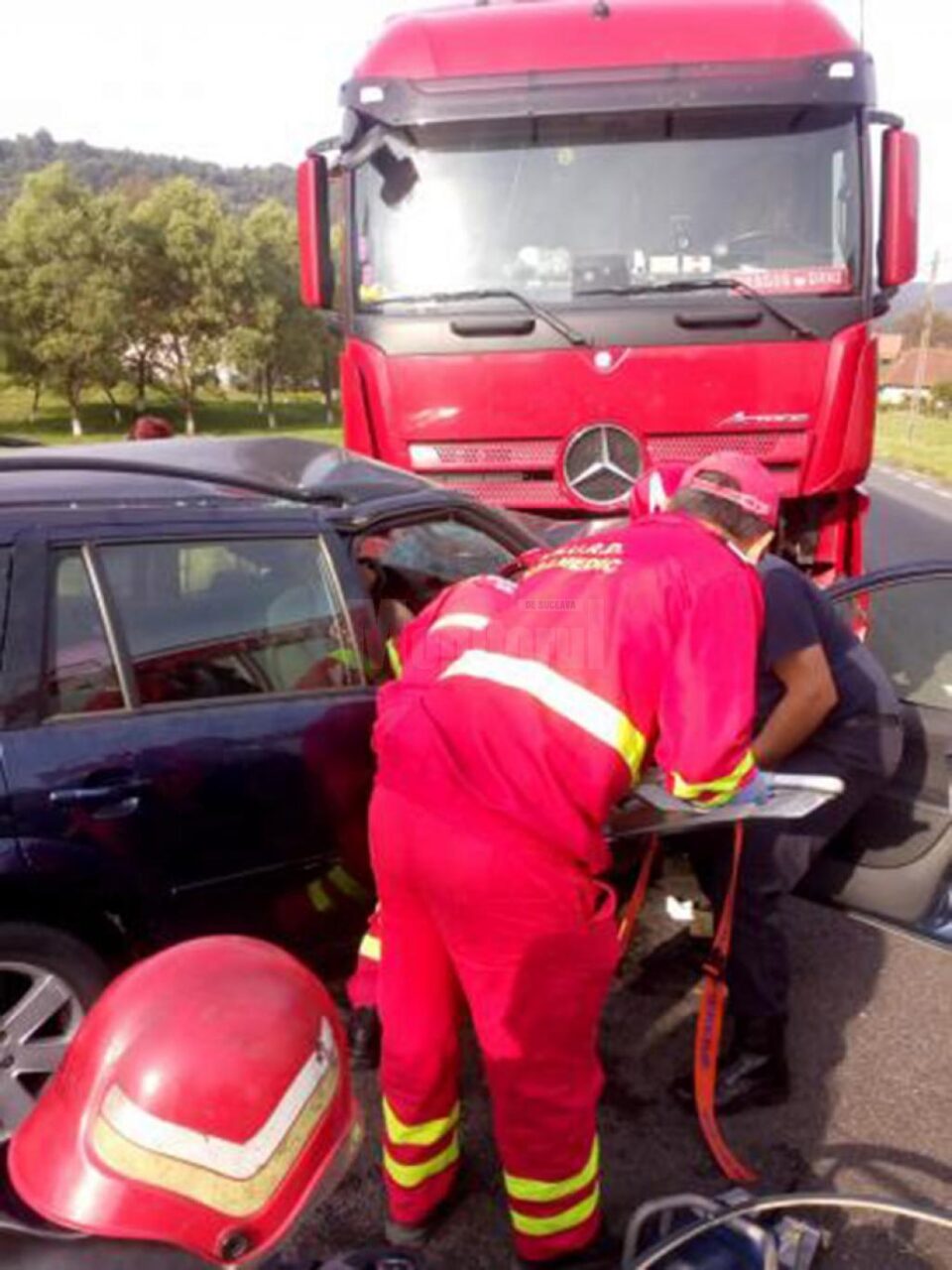 Autoturismul a intrat în plin în vehiculul greu de pe contrasens