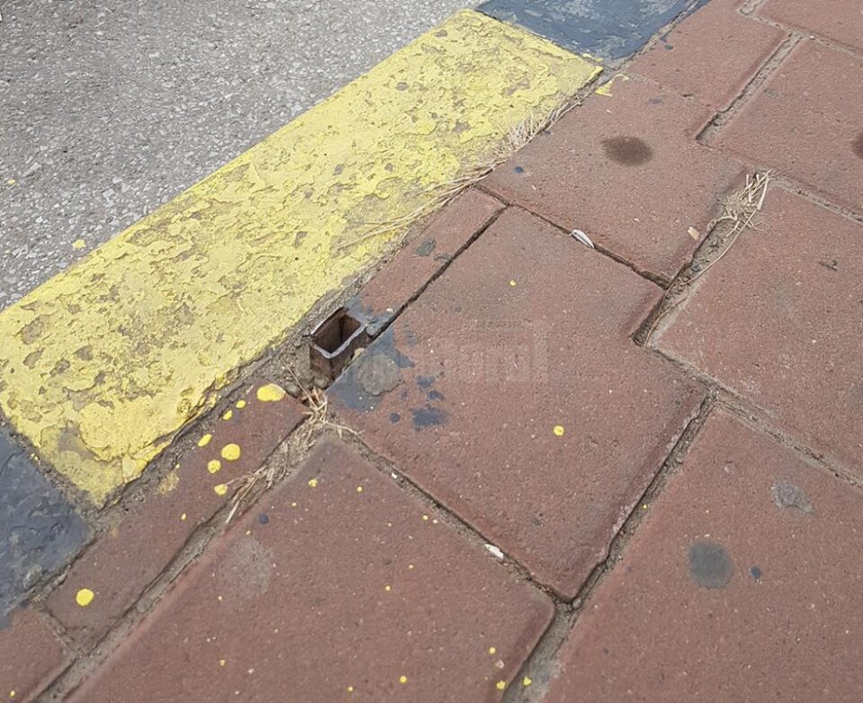 Ciot metalic periculos la trecerea de pietoni din sensul giratoriu Burdujeni Ciot metalic periculos la trecerea de pietoni din sensul giratoriu Burdujeni