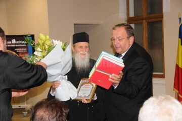 Diploma de recunoștință și volumele Enciclopediei Bucovinei, oferite Înaltpreasfinției Sale Pimen de către președintele Gheorghe Flutur Diploma de recunoștință și volumele Enciclopediei Bucovinei, oferite Înaltpreasfinției Sale Pimen de către președintele Gheorghe Flutur