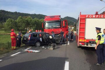 Autoturismul a intrat în plin în vehiculul greu de pe contrasens