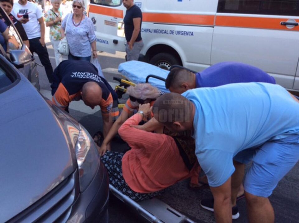 Bătrână a fost transportată cu o ambulanță la spitalul rădăuțean, unde a fost diagnosticată cu fractură bimaleolară dreapta