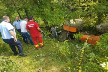 Tractorul s-a răsturnat la o diferență de nivel de câțiva metri