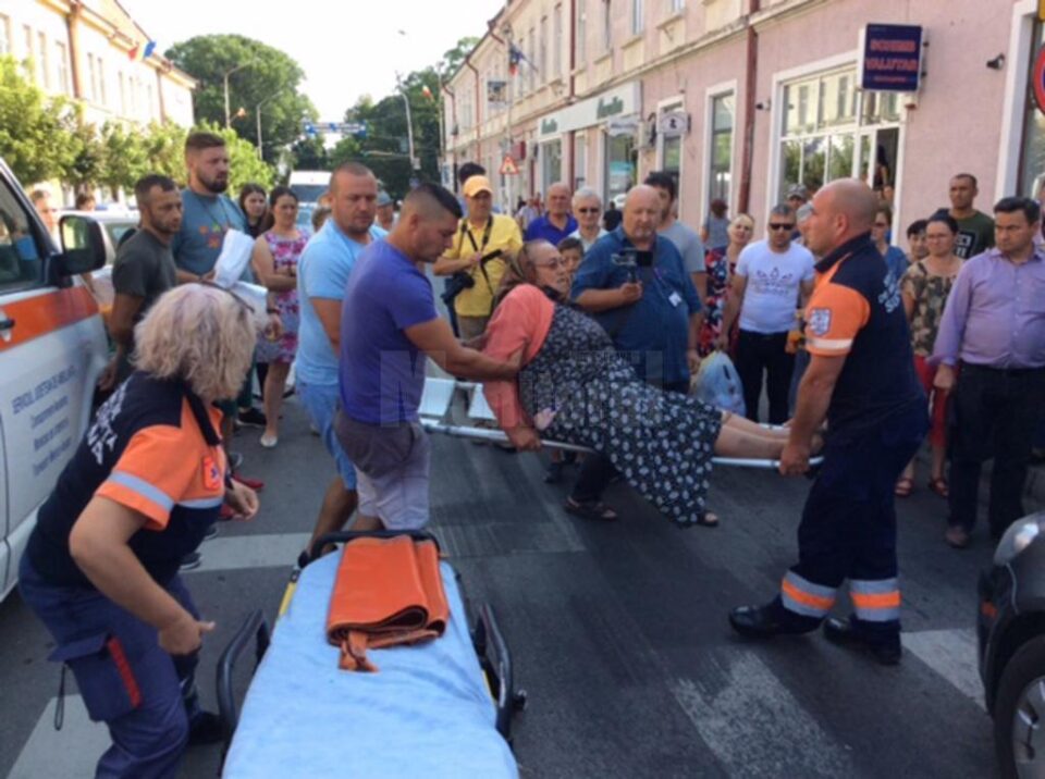Bătrână a fost transportată cu o ambulanță la spitalul rădăuțean, unde a fost diagnosticată cu fractură bimaleolară dreapta