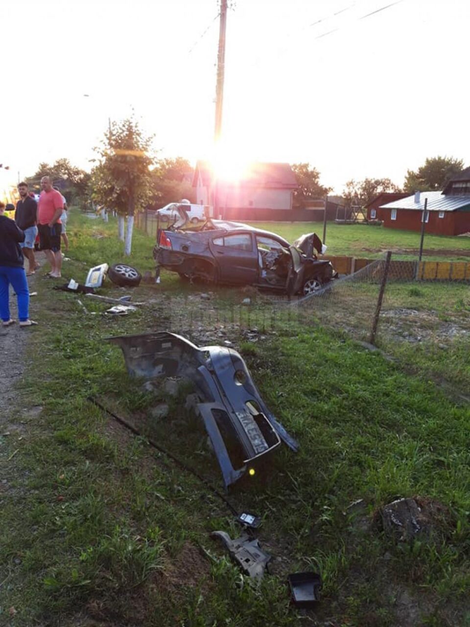 Cei doi tineri au avut nevoie de îngrijiri medicale, iar autoturismul a fost distrus