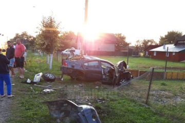 Cei doi tineri au avut nevoie de îngrijiri medicale, iar autoturismul a fost distrus