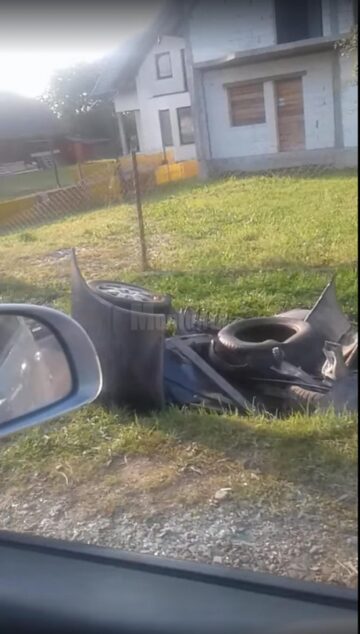 Cei doi tineri au avut nevoie de îngrijiri medicale, iar autoturismul a fost distrus