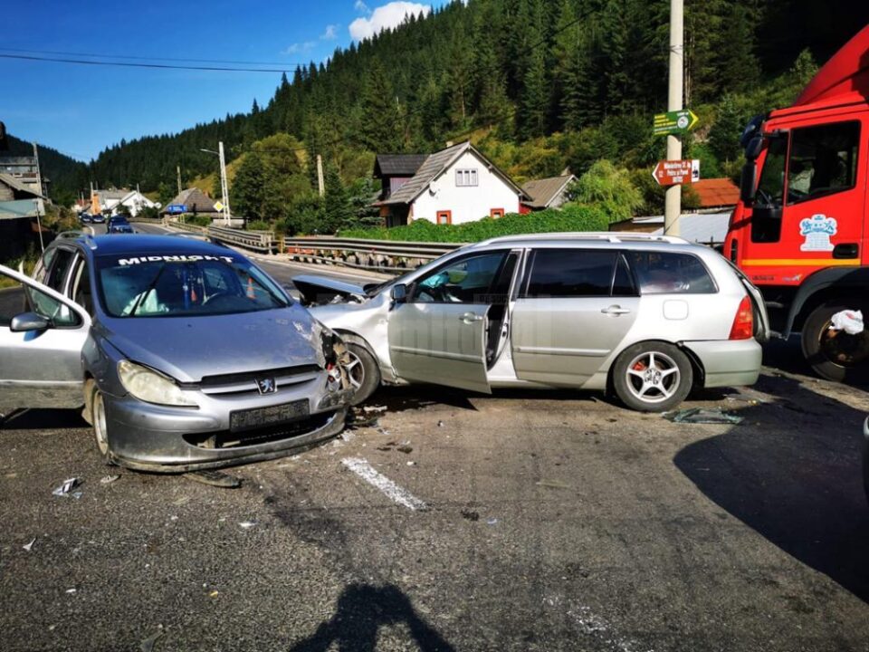 Cele două autoturisme implicate în accident și autospeciala care l-a lovit pe unul dintre acestea din spate