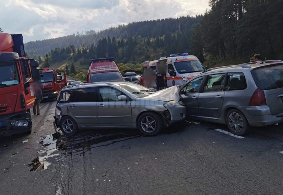 Cele două autoturisme implicate în accident și autospeciala care l-a lovit pe unul dintre acestea din spate