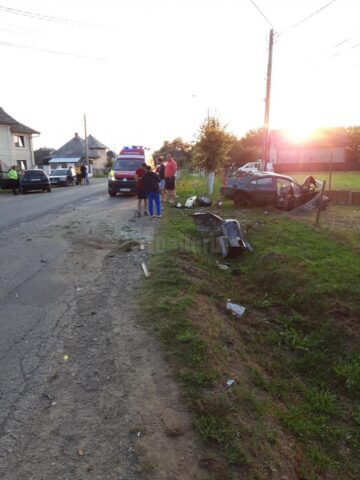 Cei doi tineri au avut nevoie de îngrijiri medicale, iar autoturismul a fost distrus