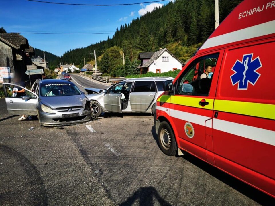 Cele două autoturisme implicate în accident și autospeciala care l-a lovit pe unul dintre acestea din spate