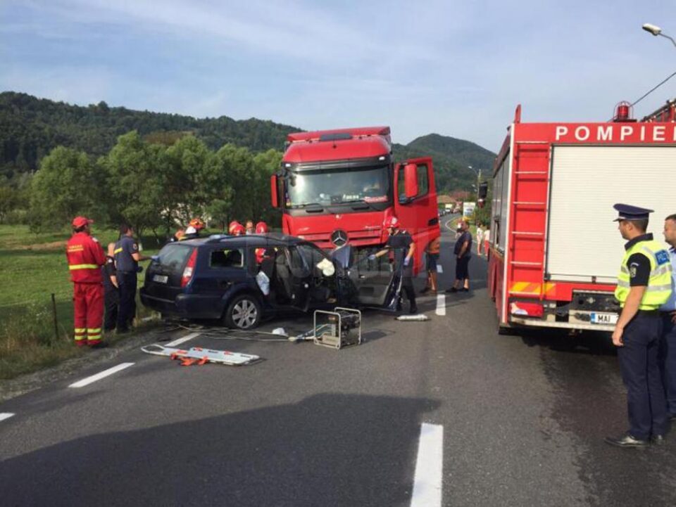 Autoturismul a intrat în plin în vehiculul greu de pe contrasens