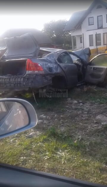 Cei doi tineri au avut nevoie de îngrijiri medicale, iar autoturismul a fost distrus