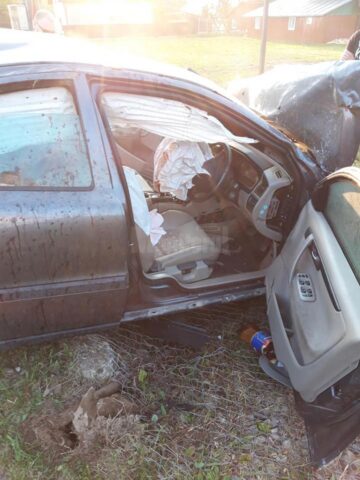 Impactul a fost foarte puternic, ocupantii masinii avand noroc de air-bag-urile de protectie