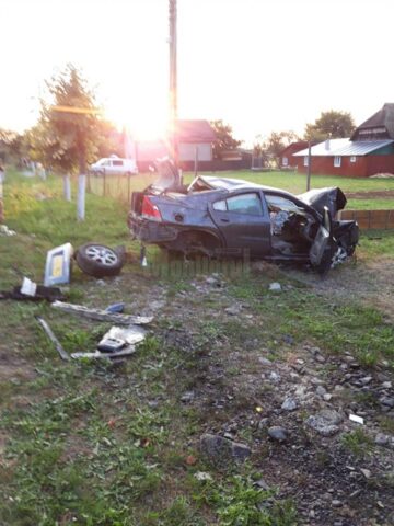 Cei doi tineri au avut nevoie de îngrijiri medicale, iar autoturismul a fost distrus