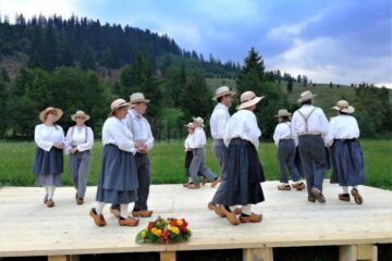 Dansatorii au evoluat pe scenă încălțați cu saboți de lemn de 3 kilograme fiecare