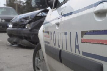 O puștoaică de 15 ani s-a urcat la volan și a avariat trei mașini