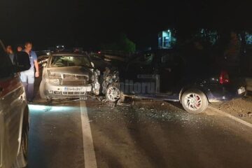 Cele două autoturisme au intrat în coliziune în zona podului, pe un segment cu linie continuă