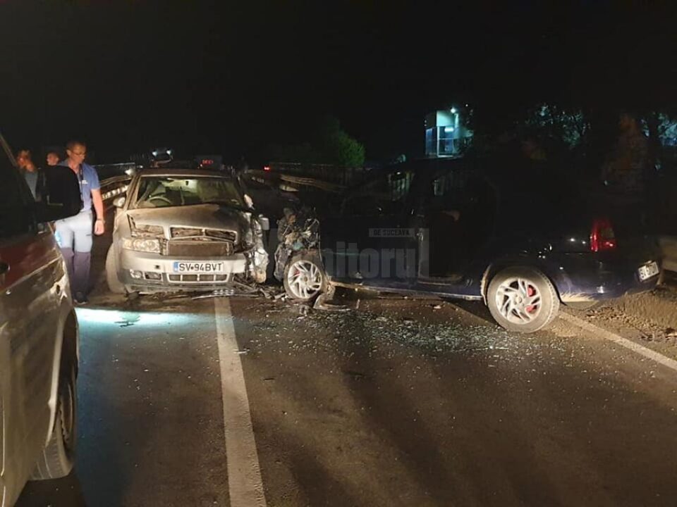 Cele două autoturisme au intrat în coliziune în zona podului, pe un segment cu linie continuă Cele două autoturisme au intrat în coliziune în zona podului, pe un segment cu linie continuă