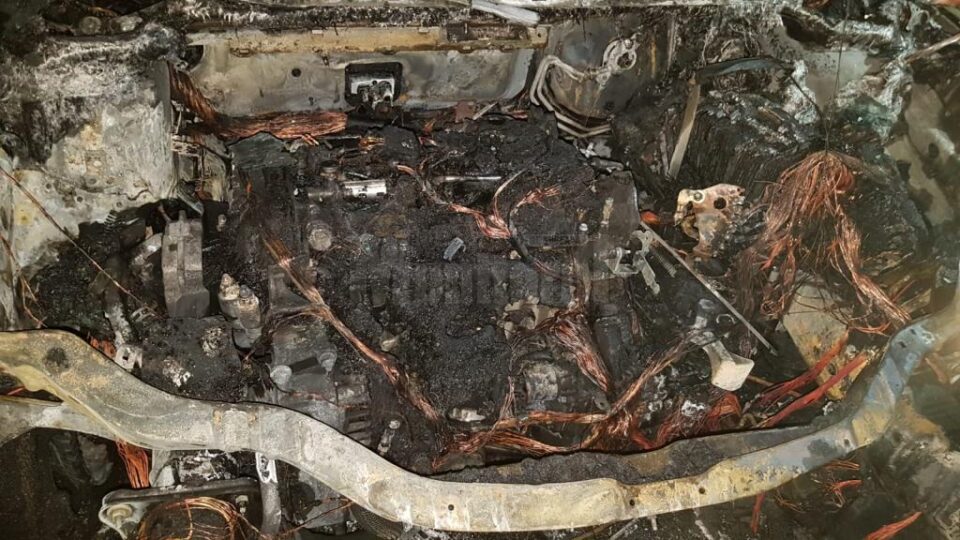 Autoturismul distrus de incendiu