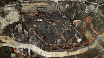 Autoturismul distrus de incendiu