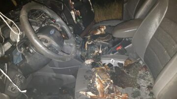 Autoturismul distrus de incendiu