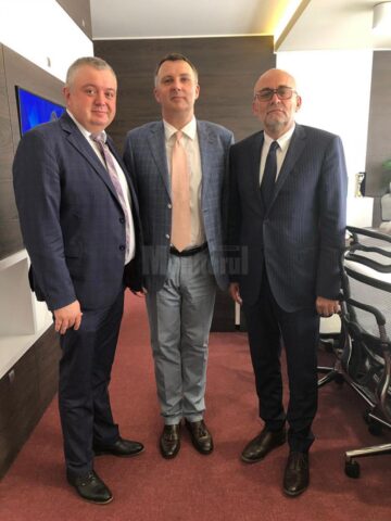 Directorul medical Mircea Macovei, prof. univ. dr. Christoph Neumayer, și managerul spitalului, Vasile Rîmbu