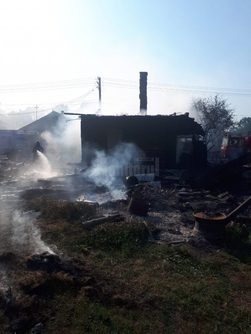 Prăpăd lăsat în urmă de un incendiu, la Pârteștii de Sus