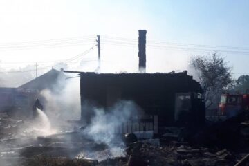 Prăpăd lăsat în urmă de un incendiu, la Pârteștii de Sus