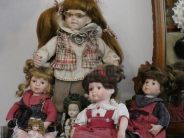 Mici cât să încapă în podul palmei sau mari cât un copil care merge la școală, păpușile de porțelan sunt considerate de mulți opere de artă