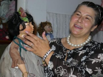 De la fetița fără păpuși, Oltița Tabarcea a devenit unul dintre cei mai mari colecționari de păpuși de porțelan din România